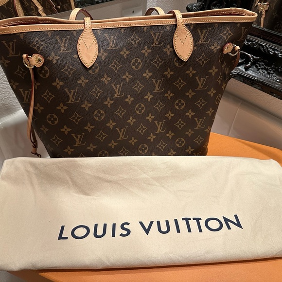 Louis Vuitton Neverfull MM in Brown Monogram - Picture 2 of 7